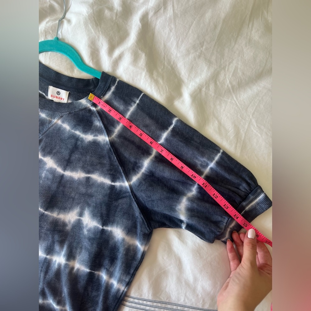 Sundry Tie Dye Puff Sleeve Raglan Sweatshirt in Navy/White Size S (4-6) - Picture 5 of 15